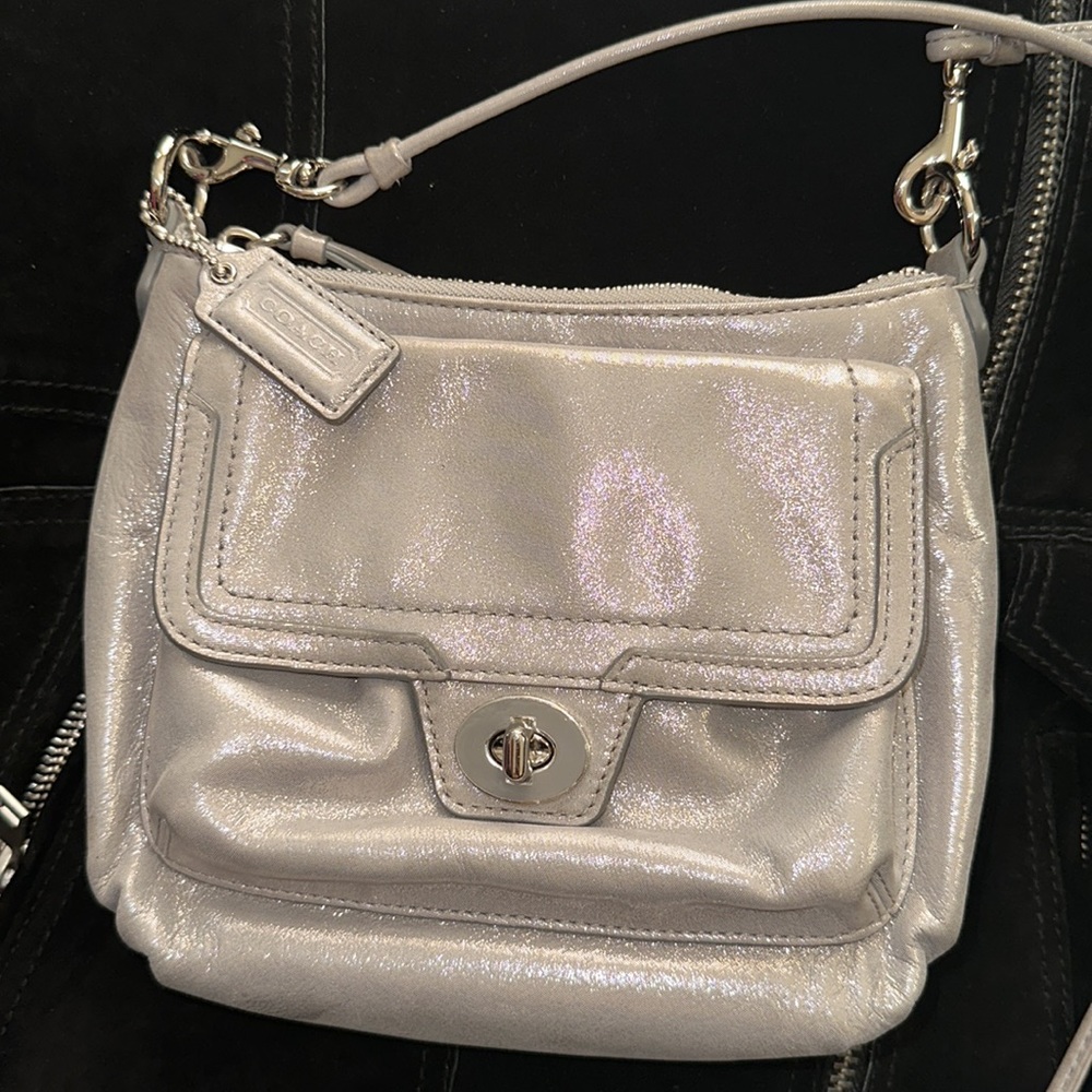 Coach cross body silver purse, comes a coin purse, silver hardware,perfect style